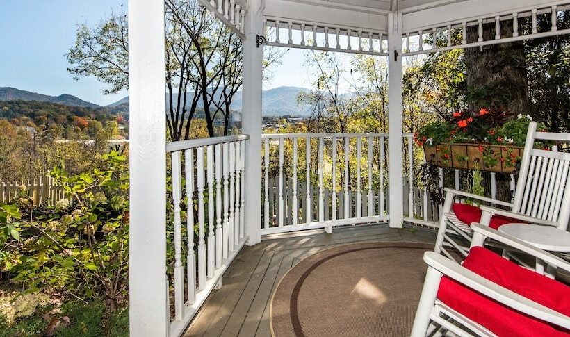 Oak Hill On Love Lane Bed And Breakfast Inn