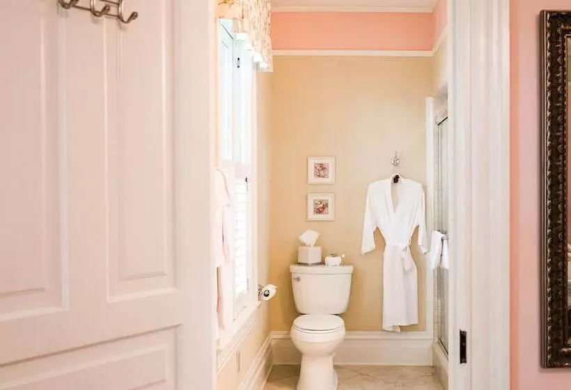 Oak Hill On Love Lane Bed And Breakfast Inn