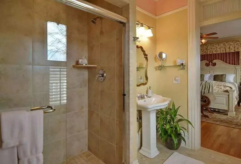 Oak Hill On Love Lane Bed And Breakfast Inn