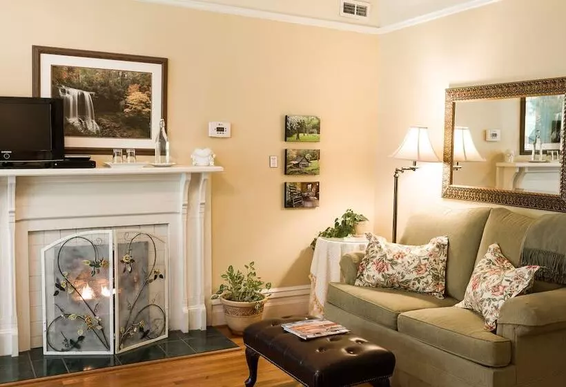 Oak Hill On Love Lane Bed And Breakfast Inn