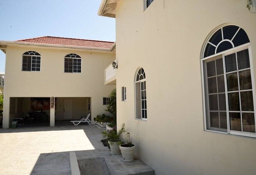 پانسیون Retreat Guesthouse Luxury Suites