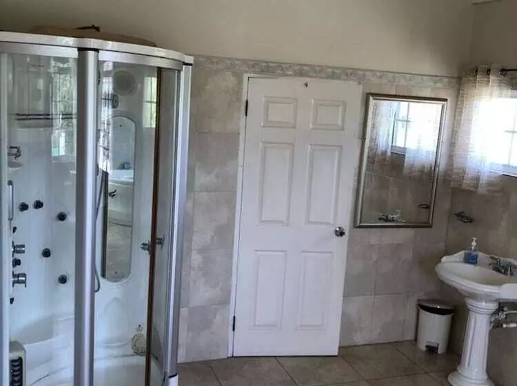 پانسیون Retreat Guesthouse Luxury Suites