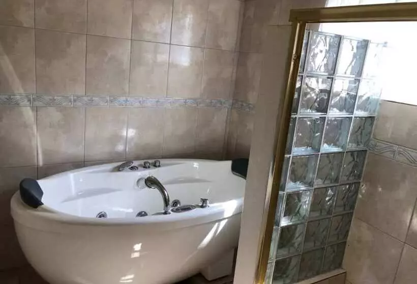 پانسیون Retreat Guesthouse Luxury Suites