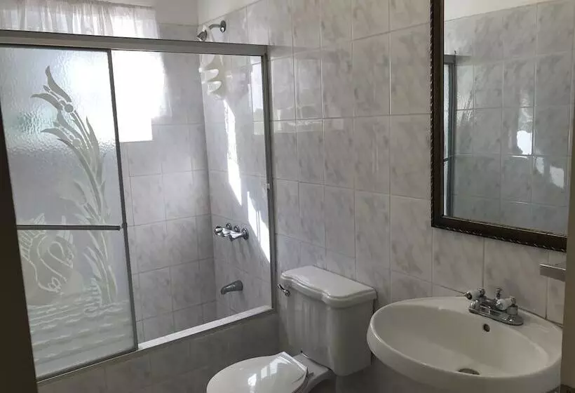 پانسیون Retreat Guesthouse Luxury Suites