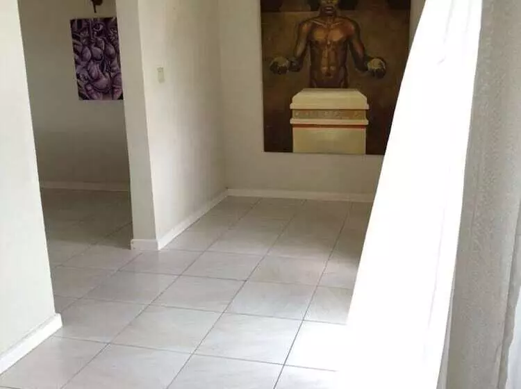 پانسیون Retreat Guesthouse Luxury Suites