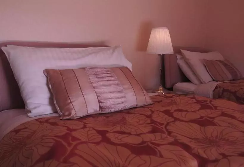 פנסיון Surrone House