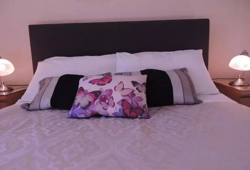 פנסיון Surrone House