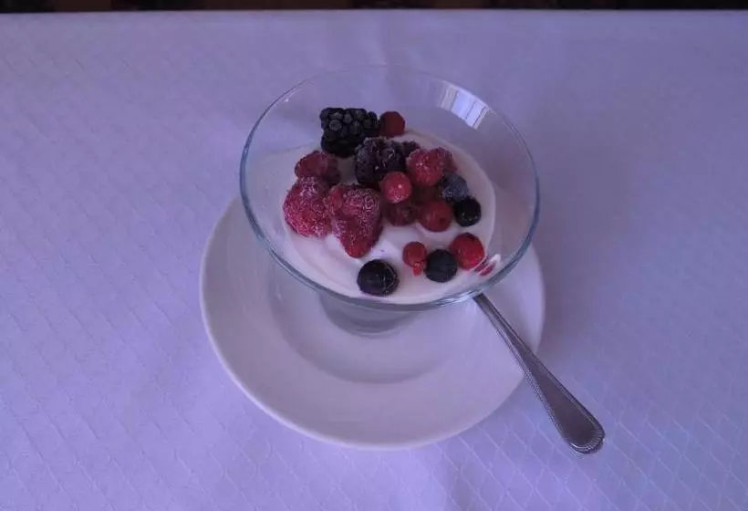 פנסיון Surrone House