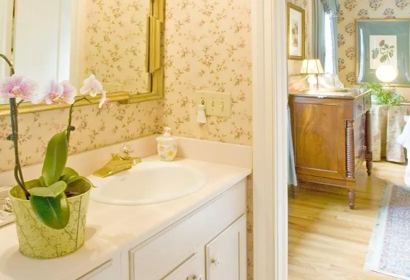 The Stockbridge Country Inn Closest B&b To Norman Rockwell Museum And Chesterwood