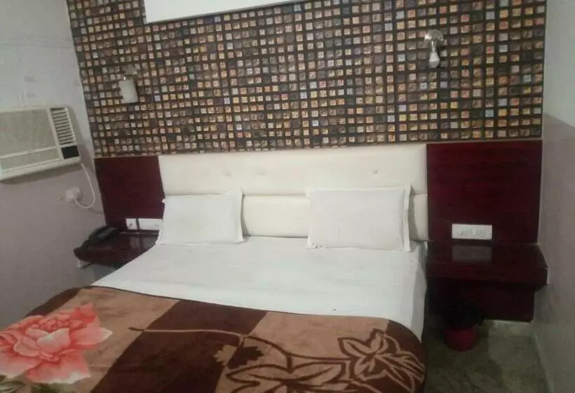 Hotelli Hotal Royal Mount Inn By Wb Inn