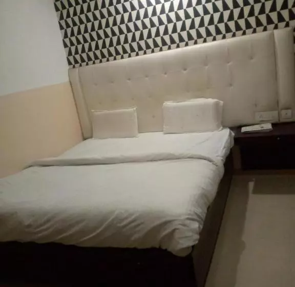 Hotelli Hotal Royal Mount Inn By Wb Inn