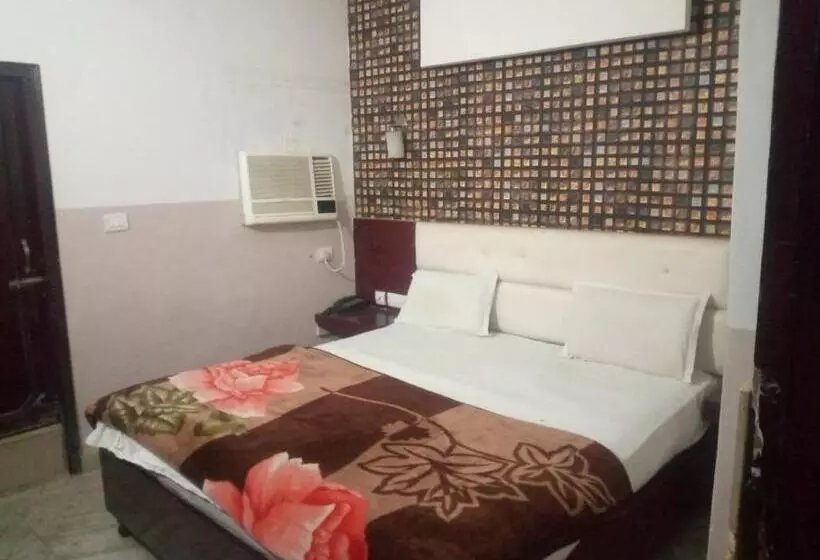 Hotelli Hotal Royal Mount Inn By Wb Inn