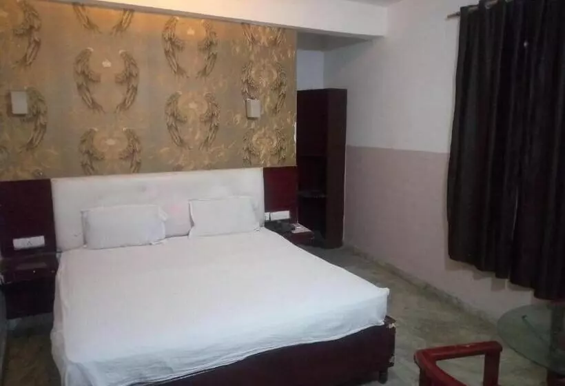 Hotelli Hotal Royal Mount Inn By Wb Inn