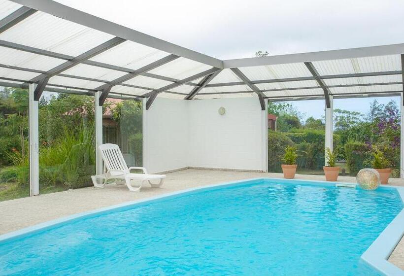 هتل Hôtel & Restaurant La Ferme Du Pommeau