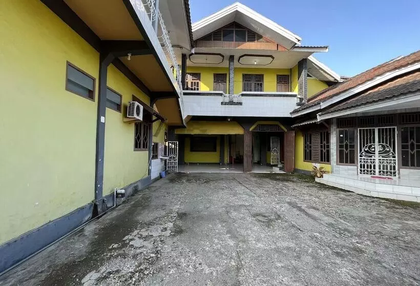 Hotelli Oyo 91900 Wisma Amrach