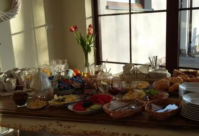 Aamiaismajoitus (B&B) Villa Sobótka