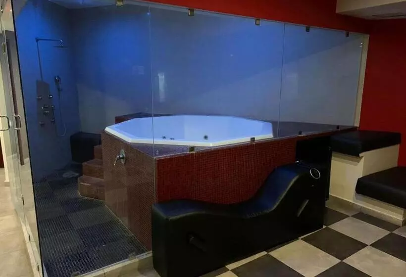 Dluxe Auto Hotel Adults Only