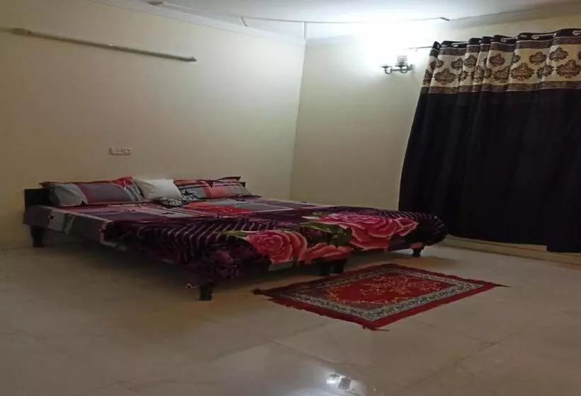 ホテル Spot On 83214 Raj Guest House