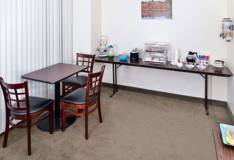 Americas Best Value Inn & Suites Winnie