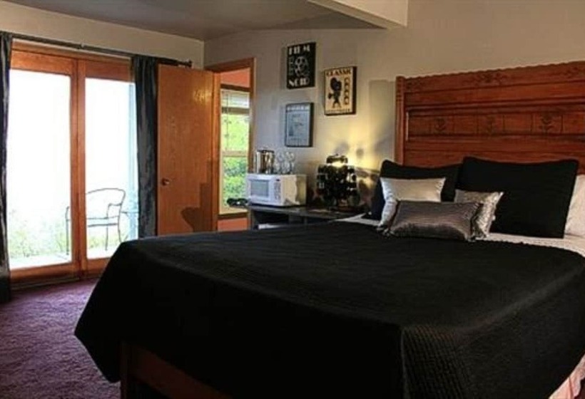 At The Waters Edge Bed & Breakfast