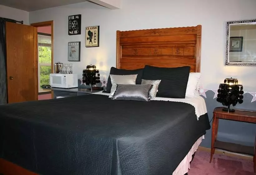 At The Waters Edge Bed & Breakfast