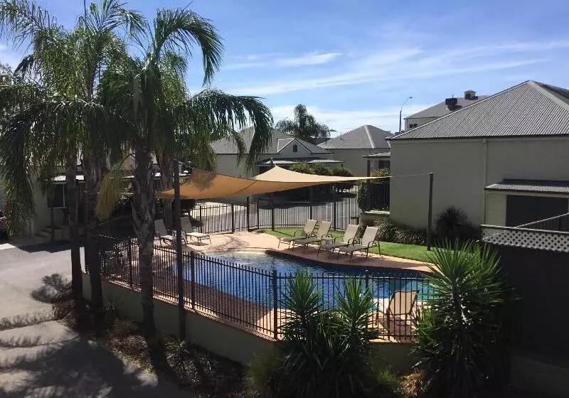 Bridges On Meninya Motel & Apartments