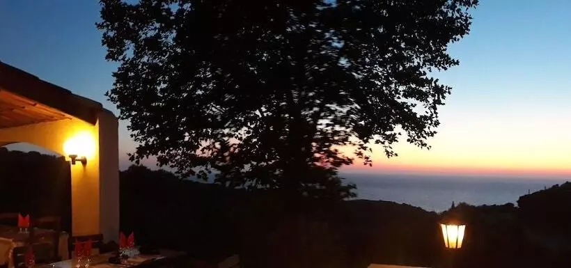 Отель Auberge Ferayola