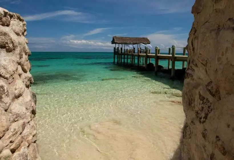 Hotel Compass Point Beach Resort