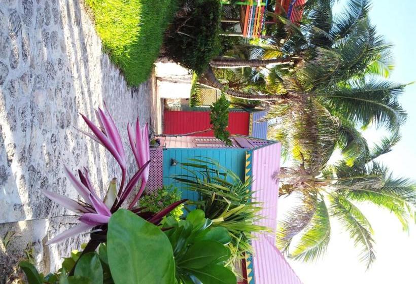 هتل Compass Point Beach Resort