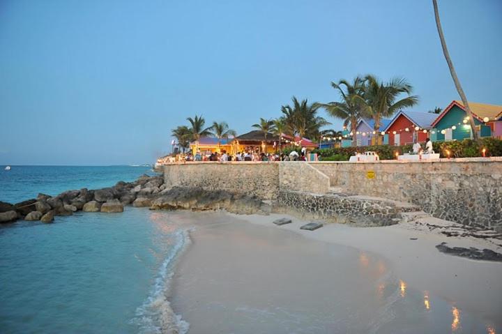 هتل Compass Point Beach Resort