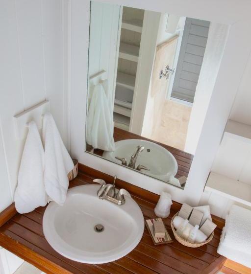 هتل Compass Point Beach Resort