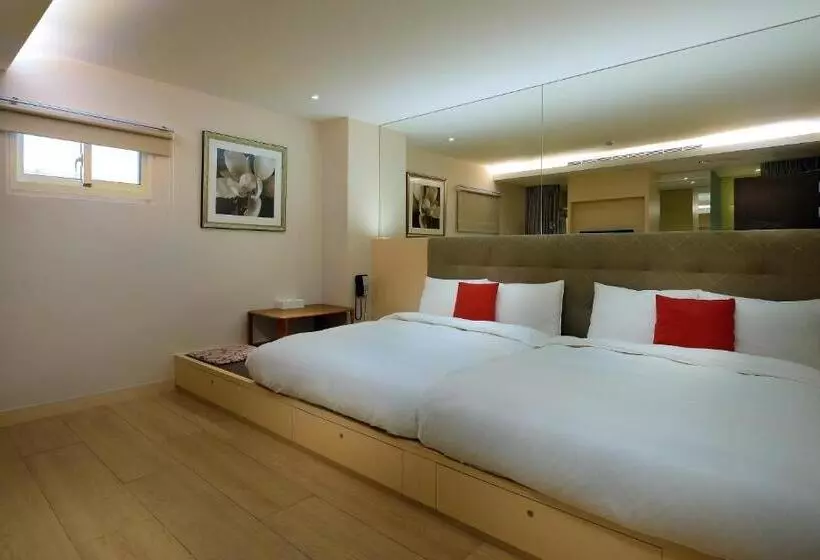 هتل Crystal Inn Sun Moon Lake