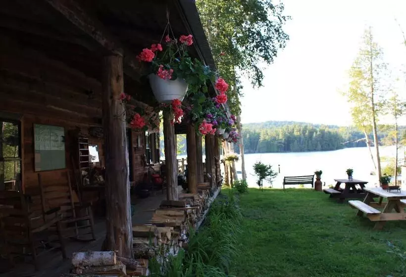 Kiwassa Lake Bed & Breakfast