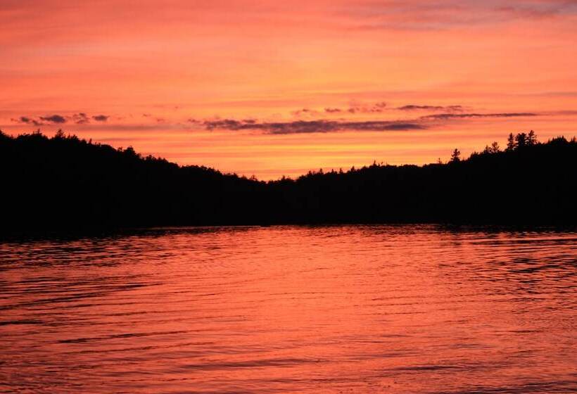 Kiwassa Lake Bed & Breakfast