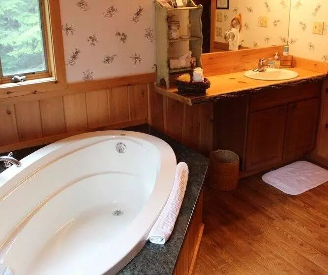 Kiwassa Lake Bed & Breakfast