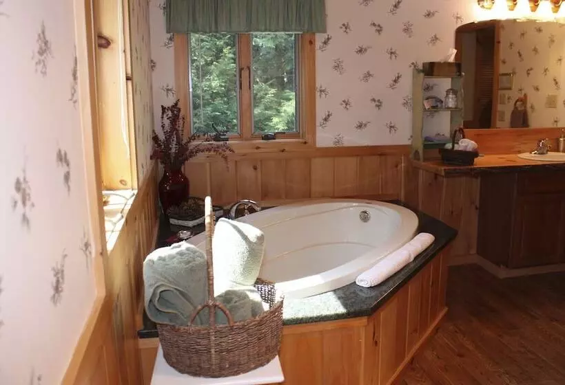 Kiwassa Lake Bed & Breakfast