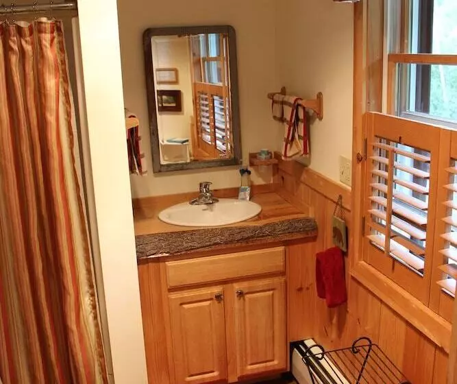 Kiwassa Lake Bed & Breakfast