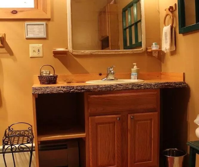 Kiwassa Lake Bed & Breakfast