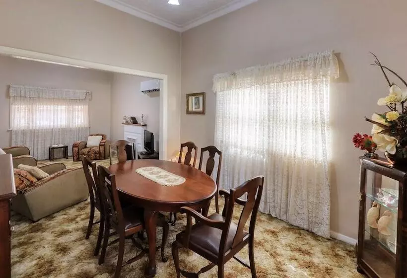 مُتل Charles Rasp Motor Inn & Cottages