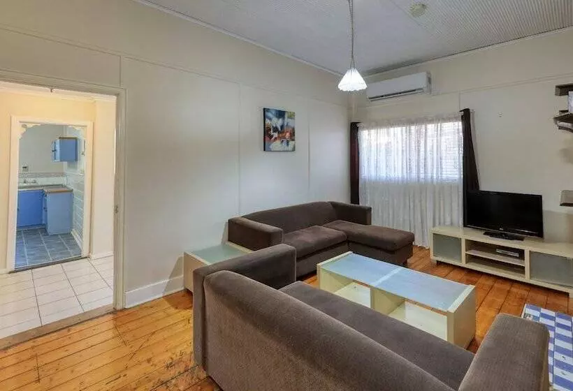 مُتل Charles Rasp Motor Inn & Cottages