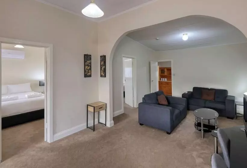 مُتل Charles Rasp Motor Inn & Cottages