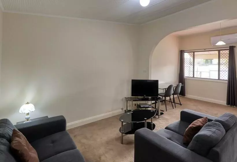 مُتل Charles Rasp Motor Inn & Cottages