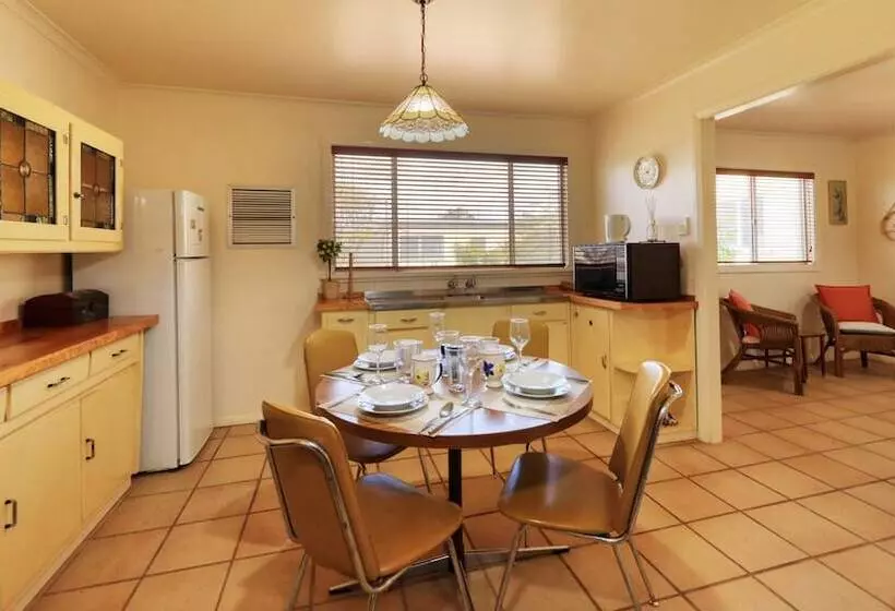 مُتل Charles Rasp Motor Inn & Cottages