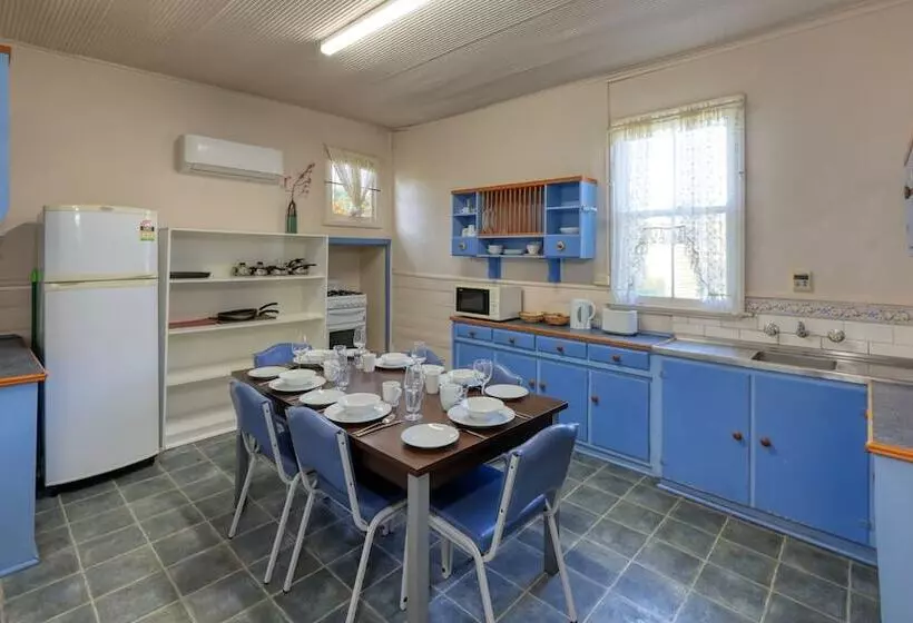 مُتل Charles Rasp Motor Inn & Cottages