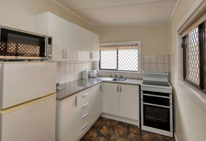 مُتل Charles Rasp Motor Inn & Cottages