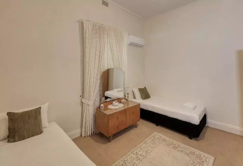 مُتل Charles Rasp Motor Inn & Cottages