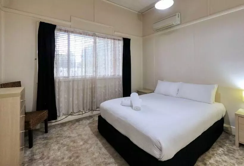 مُتل Charles Rasp Motor Inn & Cottages