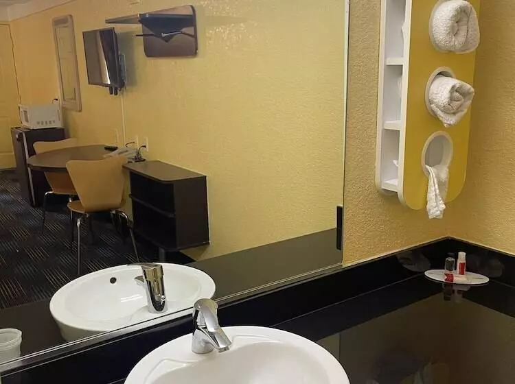 Мотель Travelodge By Wyndham Benton Harbor Mi