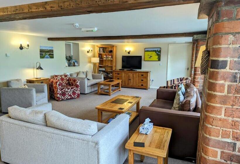 Пансион Wold Escapes, Highfield Farm