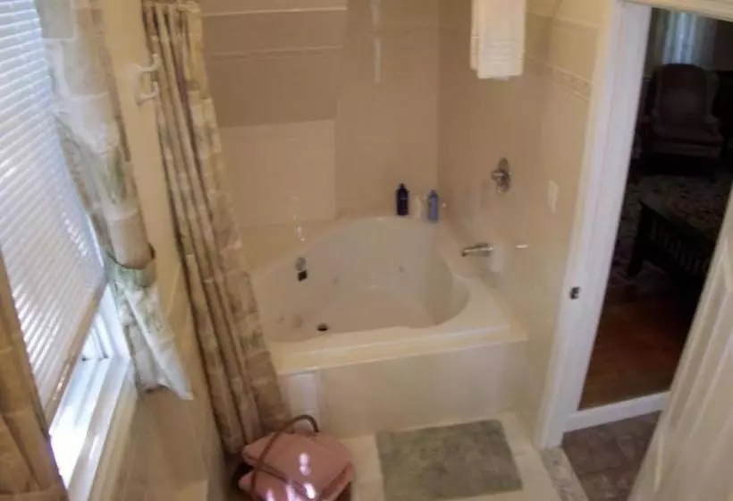 The Avon Manor Inn Bed And Breakfast & Cottages